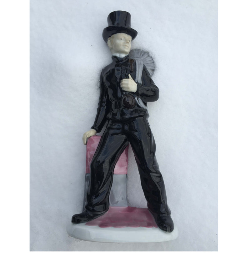 Porselensfigur 28 cm., figur av feier